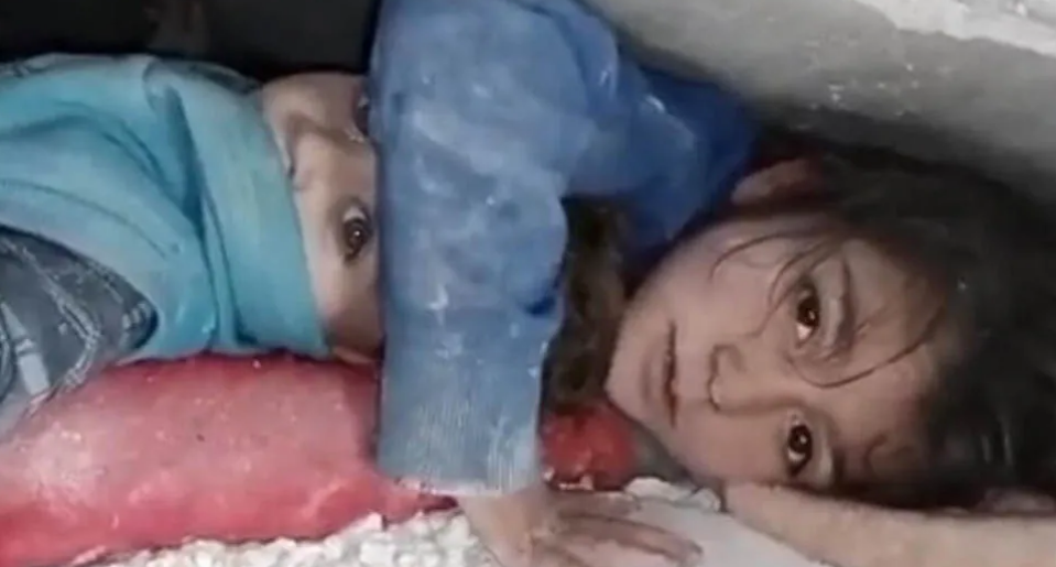 DJEVOJČICA RUKOM ŠTITILA BRATA POD RUŠEVIMAMA: Tužna sudbina mališana u Siriji