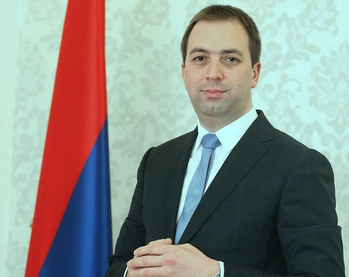 MORAMO VISOKO PODIĆI TROBOJKE: Selak – Zakonom dodatno urediti i propisati isticanje srpske zastave