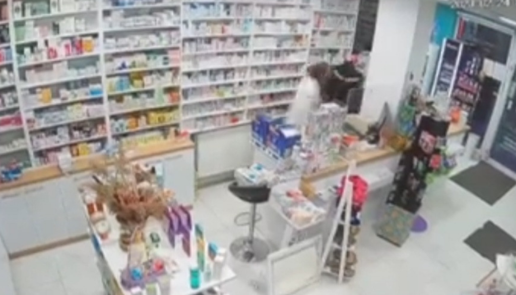 DA LI PREPOZNAJETE RAZBOJNIKA? Opljačkana apoteka u Istočnoj Ilidži (VIDEO)