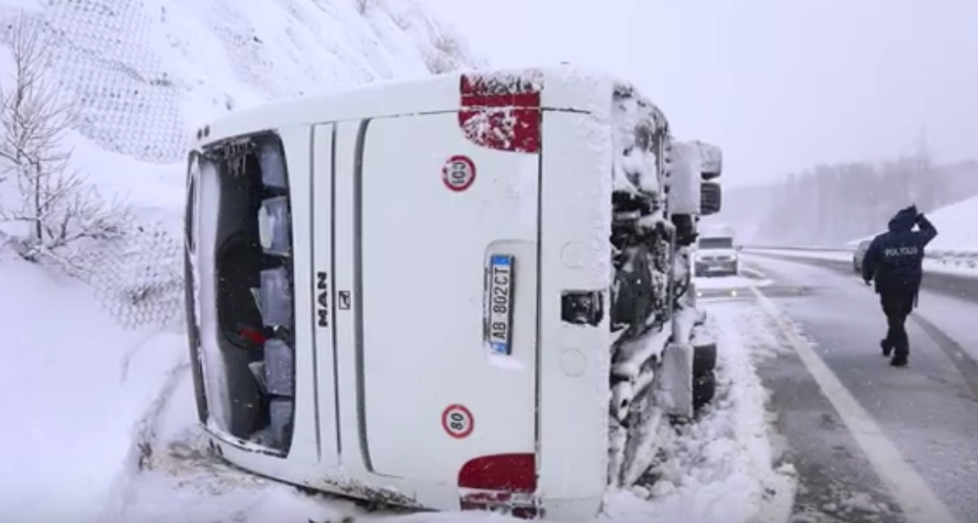 JEDNA OSOBA POGINULA, ŽENA KRITIČNO: Prevrnuo se autobus u Hrvatskoj, i dalje stoji na putu (VIDEO)