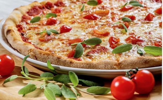 ТАЈНА МАЈСТОРА: Једноставан трик да домаћа пица има бољи укус
