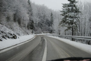 PAŽLJIVO VOZITE! Snježne padavine i poledica otežavaju saobraćaj u višim planinskim predjelima