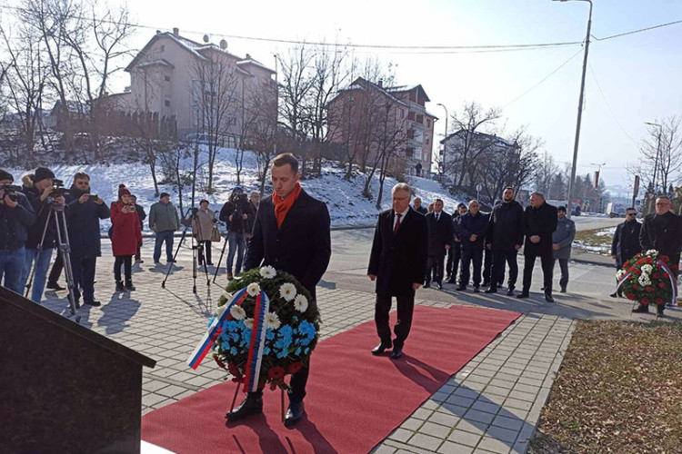 ДАН ДИПЛОМАТА РУСИЈЕ: Положени вијенци на споменик Виталију Чуркину у Источном Новом Сарајеву