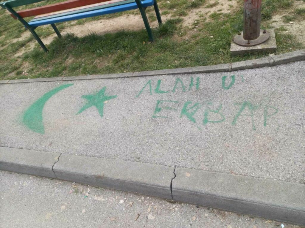 ALAHU EKBAR U BANJALUCI: Osvanuo jezivi grafit pored dječijeg igrališta (FOTO)