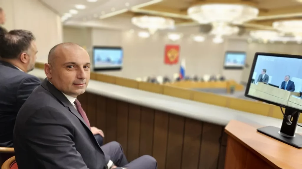 TRI PRSTA U DUMI: Delegacija Narodne skupštine Srpske na sjednici ruskog parlamenta (VIDEO)