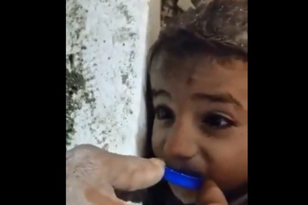 POTRESNE SCENE IZ TURSKE: Dječak spašen nakon 44 sata pod ruševinama, davali mu vodu na čep flaše (VIDEO)