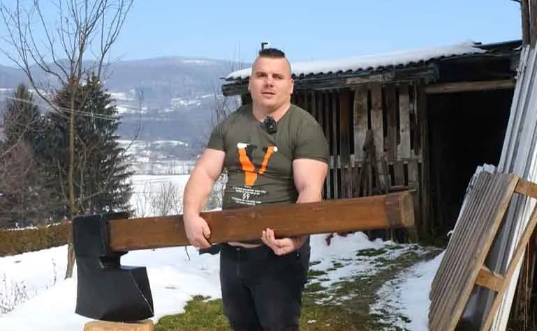 „OVO NE MOŽE NIKO“ Hulk iz BiH ponovo pokazao snagu, latio se džinovske sjekire (VIDEO)