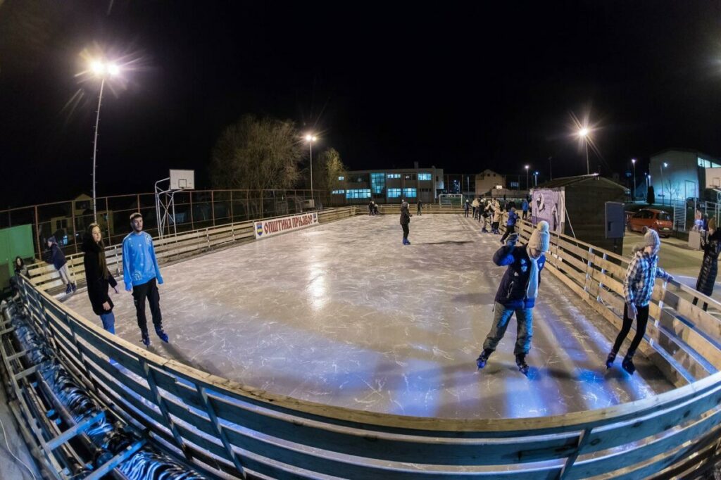 OTVORENO KLIZALIŠTE U PRNJAVORU: Uživanje u zimskom sportu za sve građanje