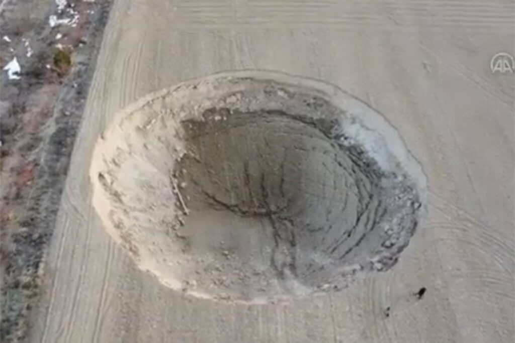 ГЕОЛОЗИ У ЧУДУ: У Турској се појавио огроман кратер (ВИДЕО)