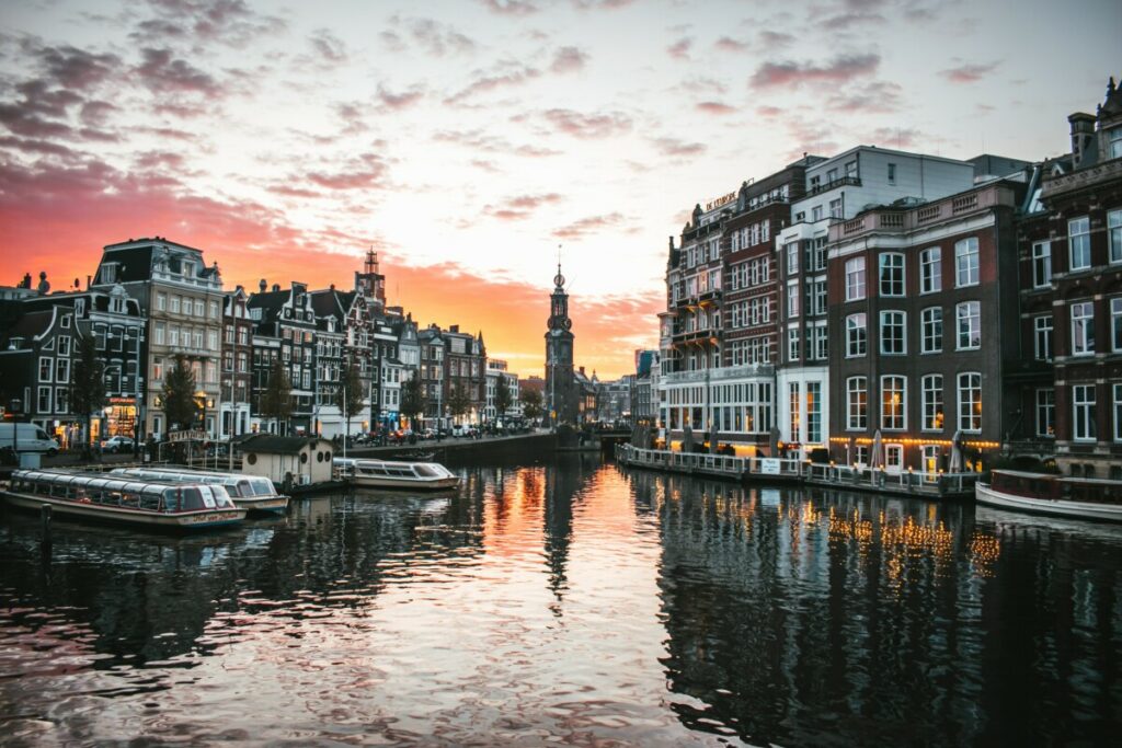 ШАРМАНТНИ ГРАД КОЈИ ОДИШЕ ГОСТОПРИМЉИВОШЋУ: Ево шта требате посјетити у Амстердаму (ФОТО)