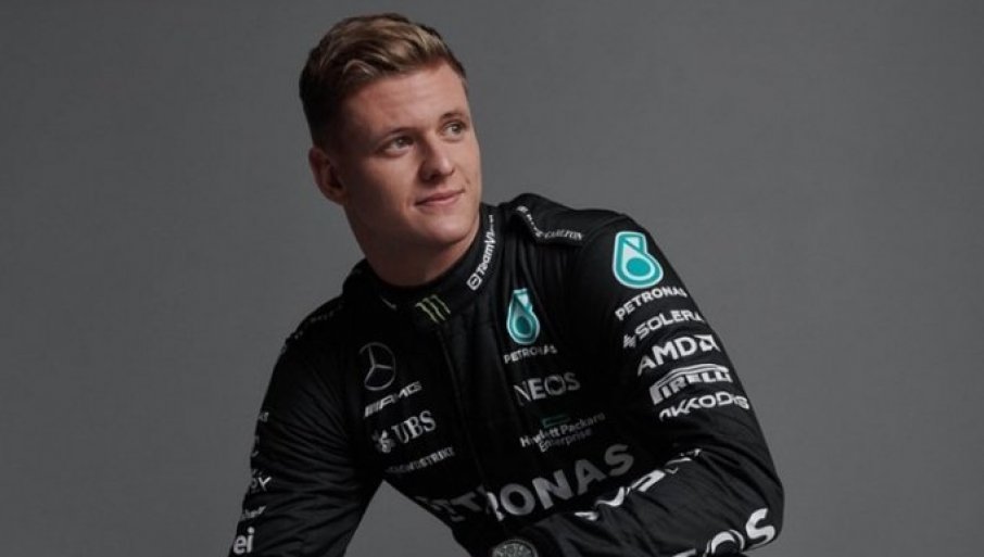 PRORADILE EMOCIJE: Sin legendarnog vozača Formule 1 na poseban način pokazao ljubav (FOTO)