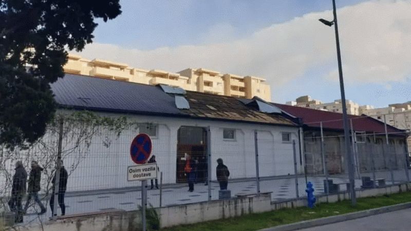 НЕВРИЈЕМЕ У МОСТАРУ: Јак вјетар оштетио кров на цркви