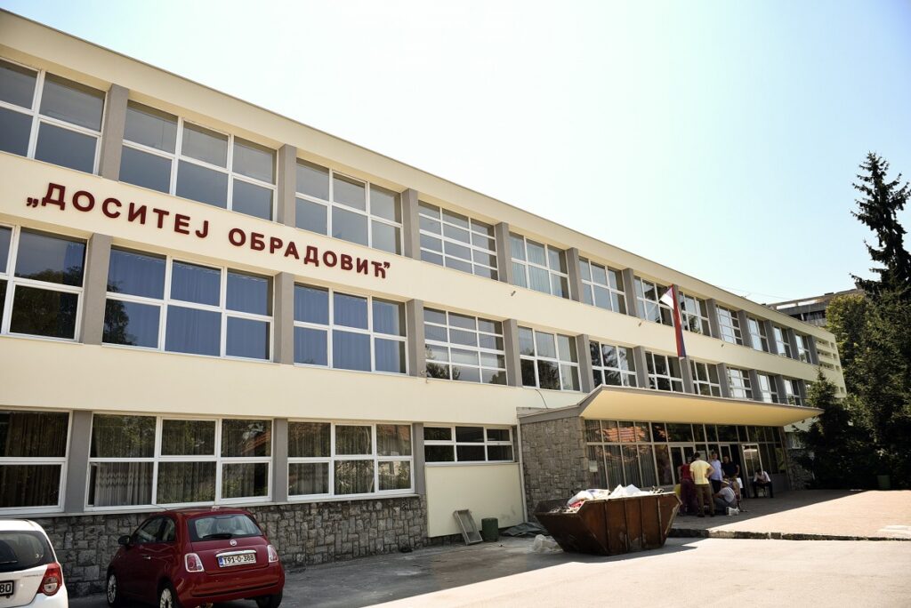 „УЧИТЕЉИЦА МАРИЈА БИЛА ЈЕ ДИВНА ЖЕНА И СЈАЈАН ПЕДАГОГ“: Основна школа „Доситеј Обрадовић“ обавијена тугом