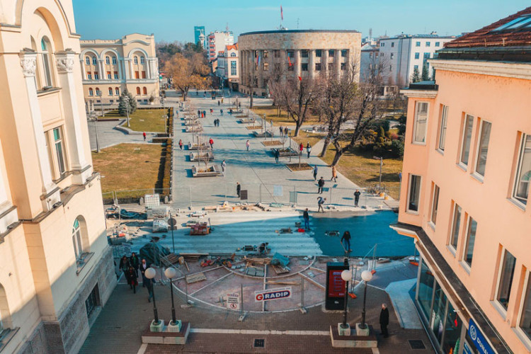 USKORO U NOVOM RUHU: Pješačka platforma u Srpskoj ulici dobija završni sloj