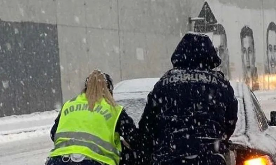 „PIŠI KAZNU ZA ĆELAVE GUME“ Plavokosa policajka uskočila upomoć vozaču koji se zaglavio zbog snijega (FOTO)