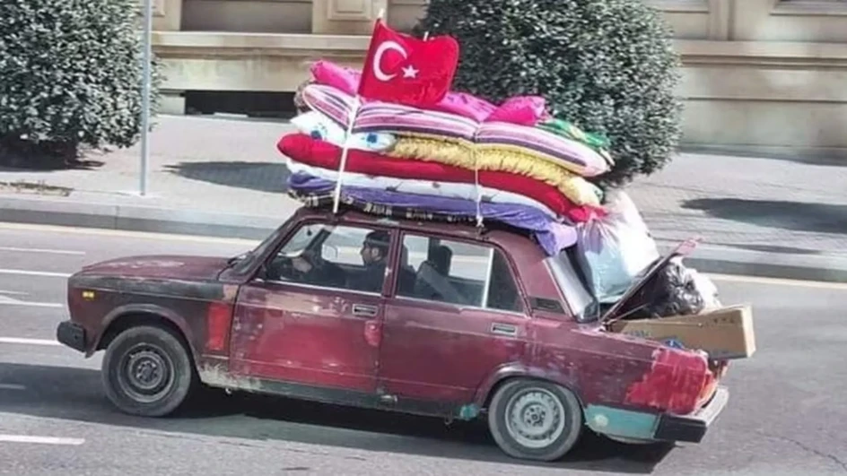 ODUŠEVIO CIJELI SVIJET: Pretrpanim starim autom krenuo pomoći Turskoj (FOTO)