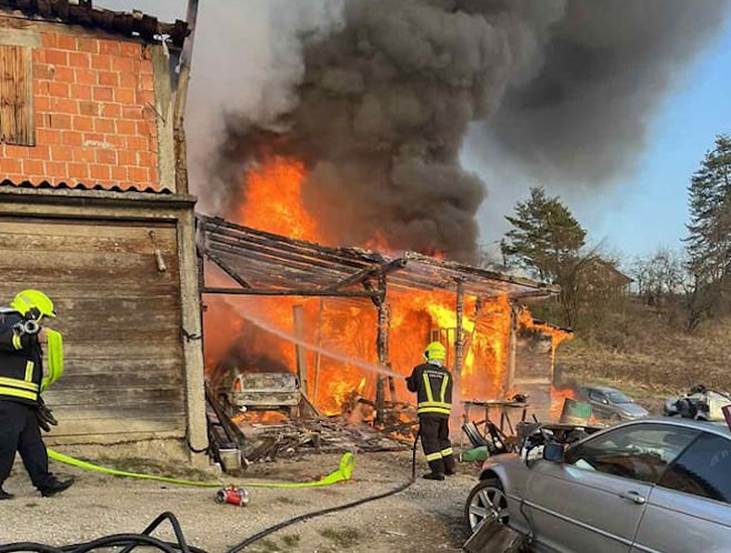 POŽAR U BANJALUCI: Izgorjela garaža, jedna osoba povrijeđena (FOTO)
