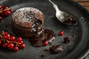 RECEPT ZA PRAVI ČOKOLADNI SUFLE: Poslastica kojoj niko ne može da odoli (RECEPT/VIDEO)
