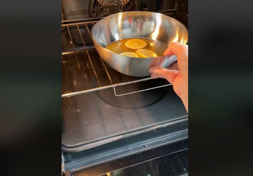 SJAJAN TRIK: Pogledajte kako da očistite rernu pomoću limuna (VIDEO)