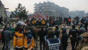BROJ MRTVIH BLIZU 2.000: Spasioci izvlače žrtve razornog zemljotresa u Turskoj