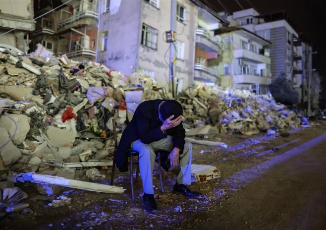 LJUDI ISKAKALI KROZ PROZORE OD STRAHA: U sinoćnim zemljotresima u Turskoj i Siriji nastradalo najmanje 11 ljudi