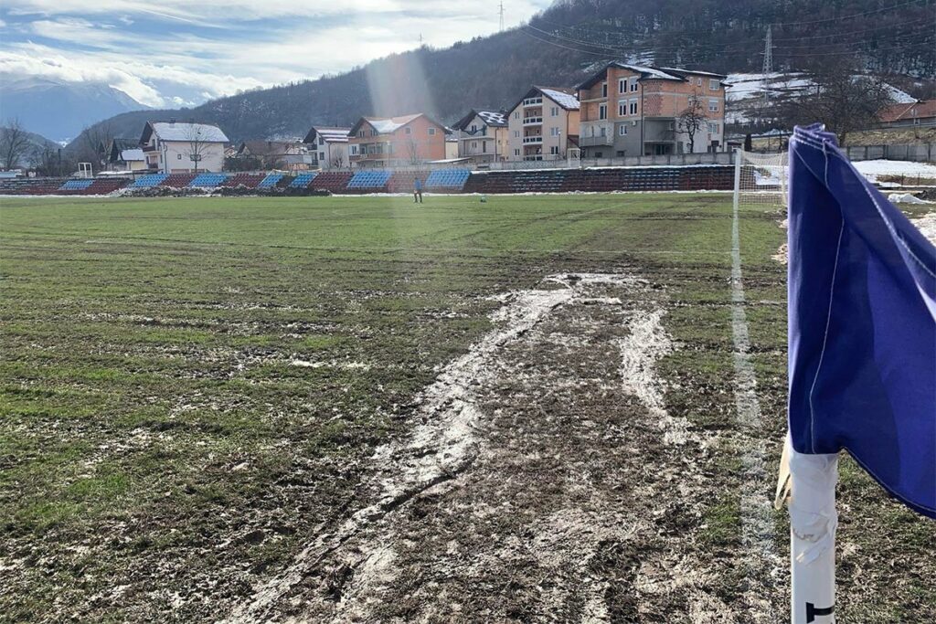PROBLEMI NA TRAVI: Pogledajte teren u BiH na kojem je odigrana utakmica (FOTO)