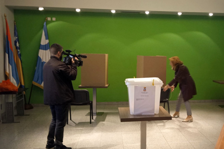 OKRENULA GLASAČKE KABINE: Razriješena predsjednica jednog biračkog mjesta u Bijeljini