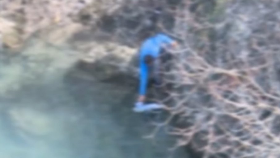 DRAMATIČAN SNIMAK SPASAVANJA BEBE IZ MORAČE: Mališan plutao u hladnoj rijeci (VIDEO)
