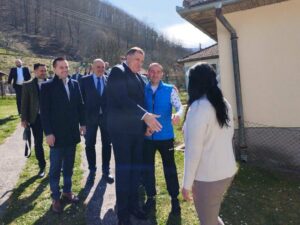 BADNJAROVI DOBILI KROV NAD GLAVOM Dodik prošle godine pokrenuo akciju, danas ih posjetio u novom domu