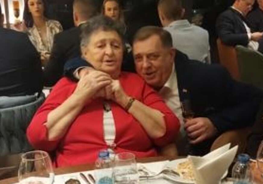 „SRPKINJA JE MENE MAJKA RODILA“: Dodik uz pjesmu, porodicu i prijatelje proslavio 64. rođendan (VIDEO/FOTO)