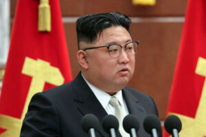 ПРЕТРАЖУЈУ КУЋЕ: Ким Јонг Ун затворио град због крађе 653 метка