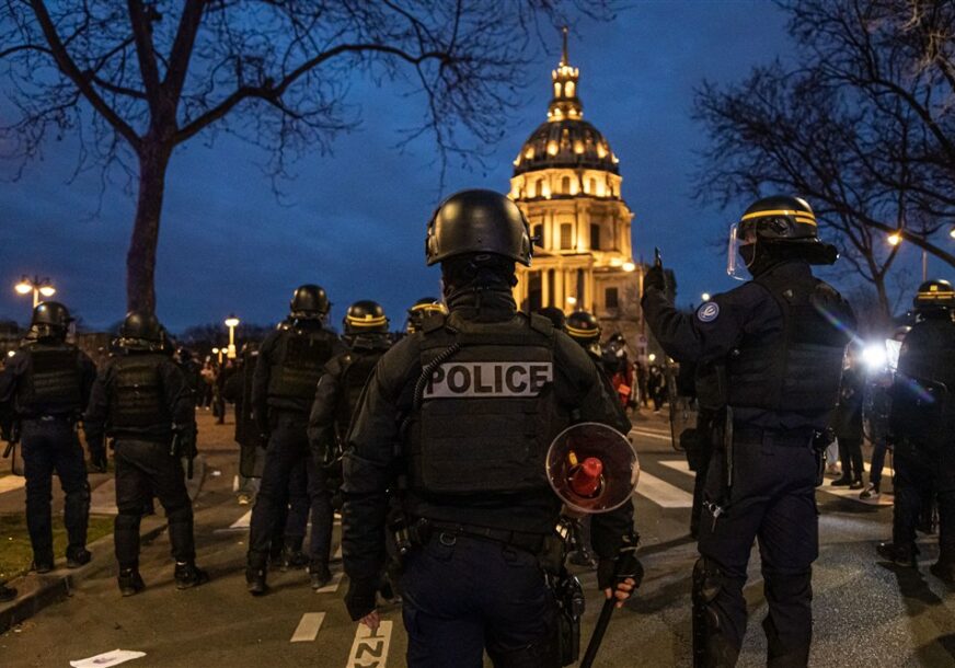 HAOS U PARIZU NE PRESTAJE: Demonstranti zatvorili Luvr