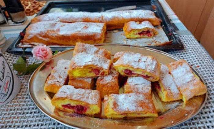 POSLASTICA KOJOJ NIKO NE MOŽE DA ODOLI: Pita sa višnjama i pudingom od vanile (RECEPT/VIDEO)
