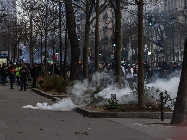 ХАОС НА УЛИЦАМА ПАРИЗА: Блокирани путеви, сукоби демонстраната и полиције (ВИДЕО)