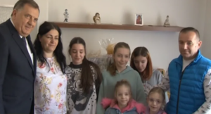 OSMOČLANA PORODICA BADNJAR DOBILI NOVI KROV NAD GLAVOM: Dodik na useljenju sa poklonom, uručio ikonu Svetog Jovana (VIDEO)