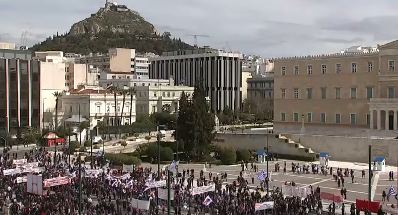 KRIVE VLADU ZBOG TRAGEDIJE: Protesti u Atini zbog sudara vozova (VIDEO)