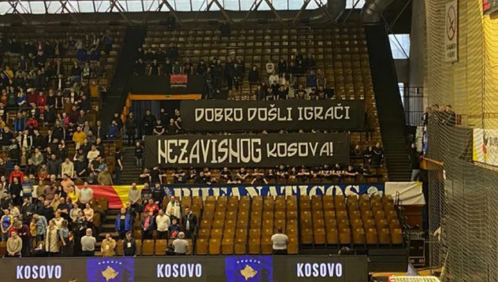 СКАНДАЛ У ТУЗЛИ: Фанатикоси развили транспарент „Добро дошли играчи независног Косова“