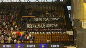 SKANDAL U TUZLI: Fanatikosi razvili transparent „Dobro došli igrači nezavisnog Kosova“