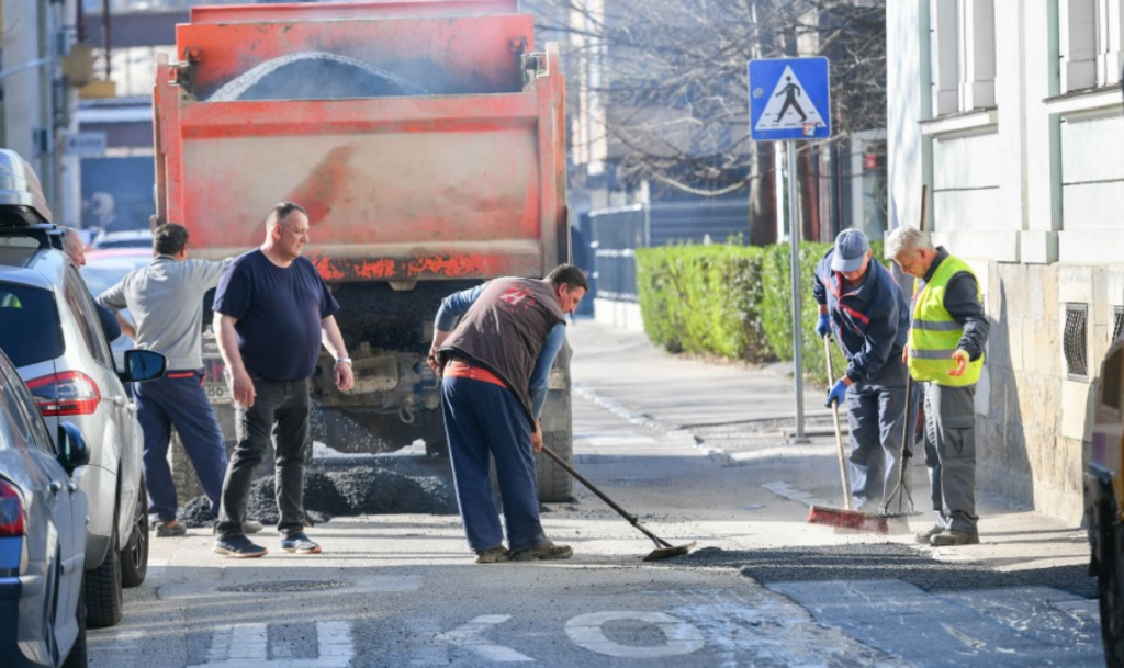 OD SUTRA KREĆU RADOVI: Banjaluka postaje gradilište, krpe se rupe na putevima