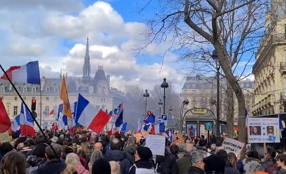 FRANCUZI NA NOGAMA: Protest u Parizu protiv isporuke oružja Ukrajini (VIDEO)
