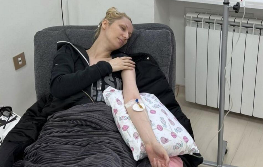 RADA MANOJLOVIĆ ZAVRŠILA NA INFUZIJI: Pjevačica iscrpljena i blijeda leži u bolnici