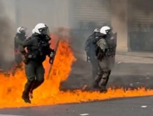 DRAMATIČNI PRIZORI IZ GRČKE: Sukobi demonstranata i policije u Atini i Pratosu (VIDEO)