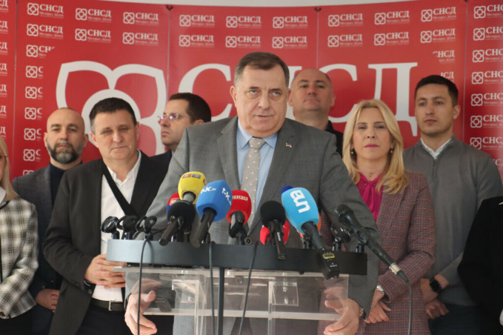 „ТО ЈЕ ВЛАДО ЂАЈИЋ, САМО ГА ЈОШ НИСТЕ УПОЗНАЛИ“ Додик насмијао све присутне након сједнице ГрО СНСД (ВИДЕО)