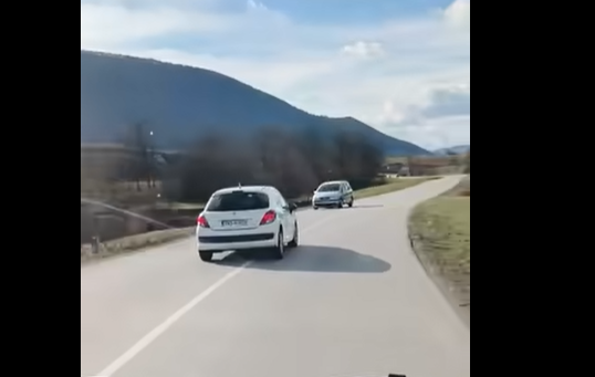 BAHATA VOŽNJA: Pijan krivudao cestom, za dlaku izbjegnut sudar sa autobusom (VIDEO)