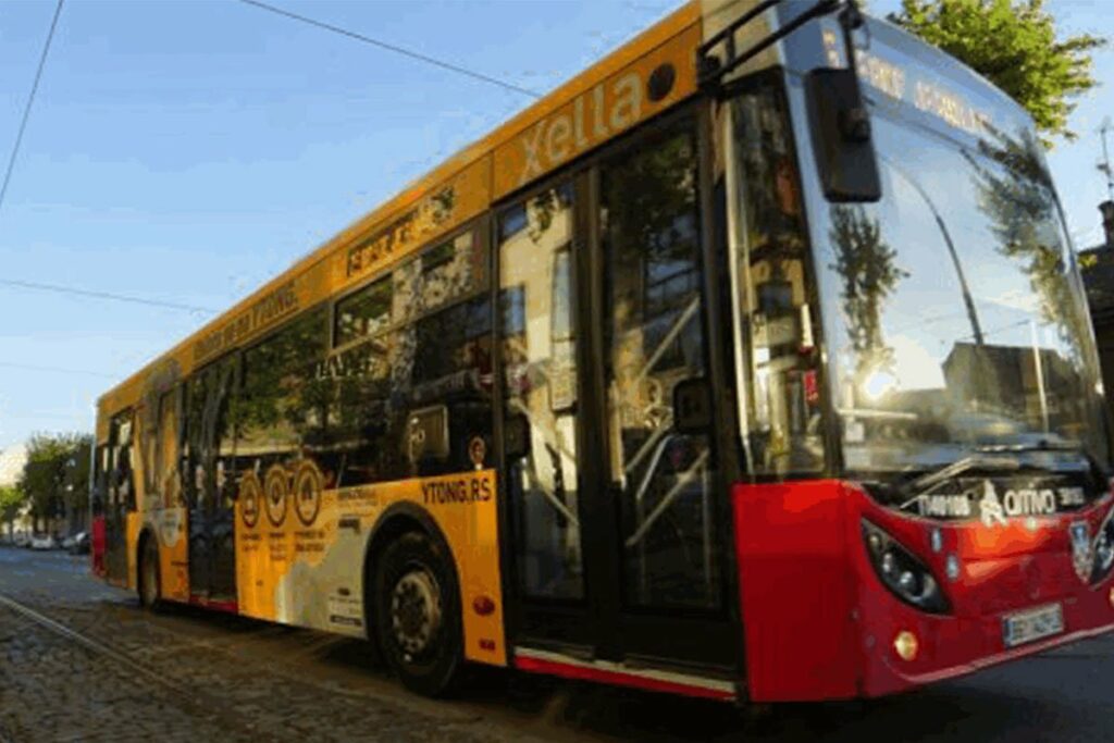 ПРЕМУНУО ВОЗАЧ У ТОКУ ВОЖЊЕ: Аутобус се сударио са четири аутомобила