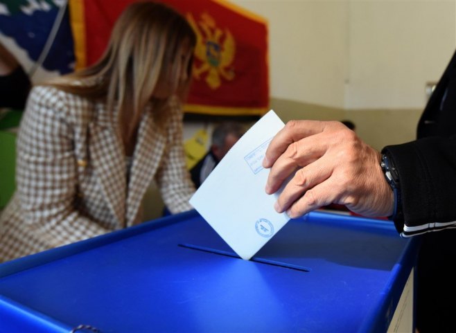 ČLAN ODBORA POKUPIO LISTIĆE I OTIŠAO: Zatvoreno biračko mjesto u Crnoj Gori
