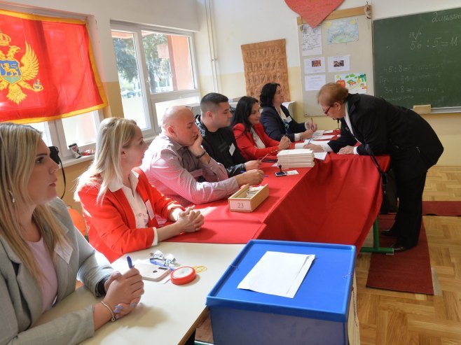 ИЗБОРНИ ДАН ПРОТИЧЕ РЕЛАТИВНО МИРНО: До 18 часова у Црној Гори гласало 56 одсто бирача