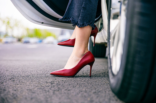 САДА ЈЕ И ПОТВРЂЕНО! Истраживње доказало: Женама су ципеле много битније од везе