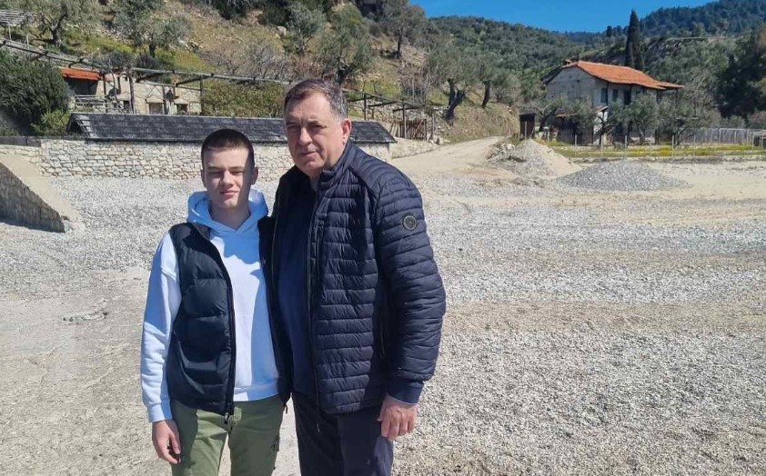 POSJETA MANASTIRU HILANDARU: Dodik stigao na Svetu Goru sa unukom