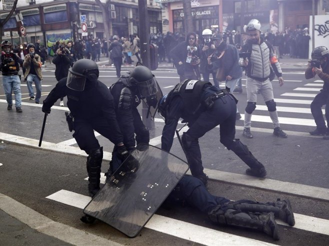 HAOS U FRANCUSKOJ: Na protestima 457 uhapšenih, povrijeđen 441 policajac (VIDEO)